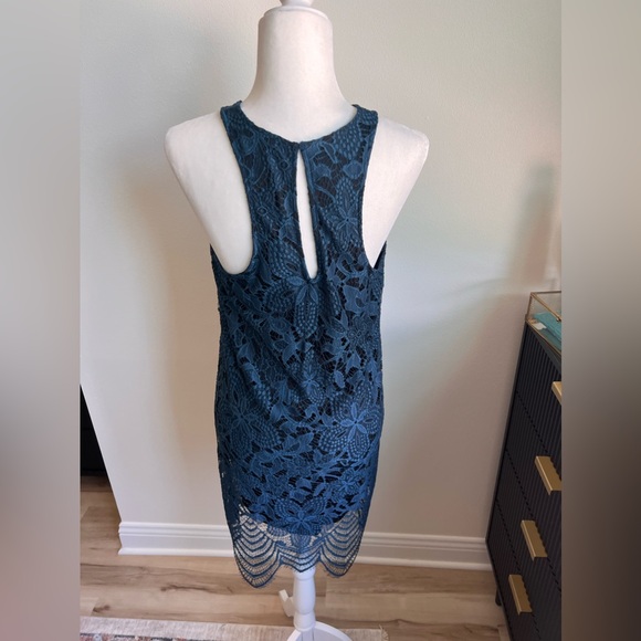 Mini lace dress - Picture 2 of 3